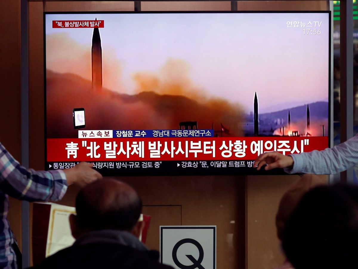 Foto: Varios surcoreanos siguen por televisión el lanzamiento de una serie de proyectiles no identificados desde Corea del Norte. (EFE/Archivo) 