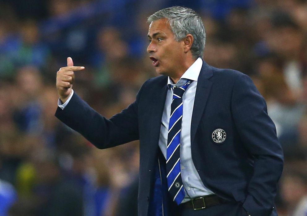 Foto: José Mourinho da indicaciones a sus jugadores durante un partido con el Chelsea.