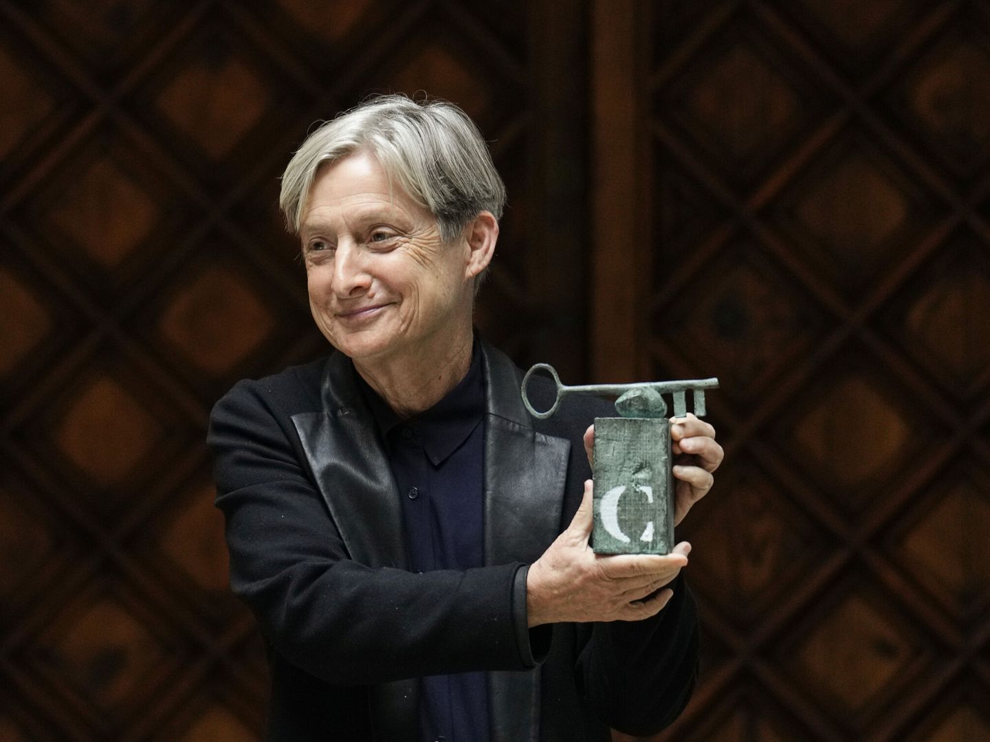 La filósofa estadounidense Judith Butler recoge el XXXIII Premio Internacional Catalunya. (EFE/Alejandro García)