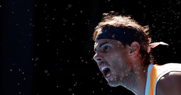 Foto: Rafa Nadal golpea una bola en el Open de Australia. (Reuters)