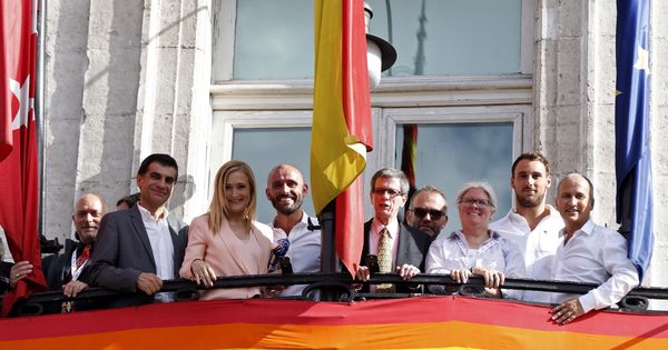 Foto: Foto de archivo de Cristina Cifuentes en el Día del Orgullo Gay de 2016. (EFE)