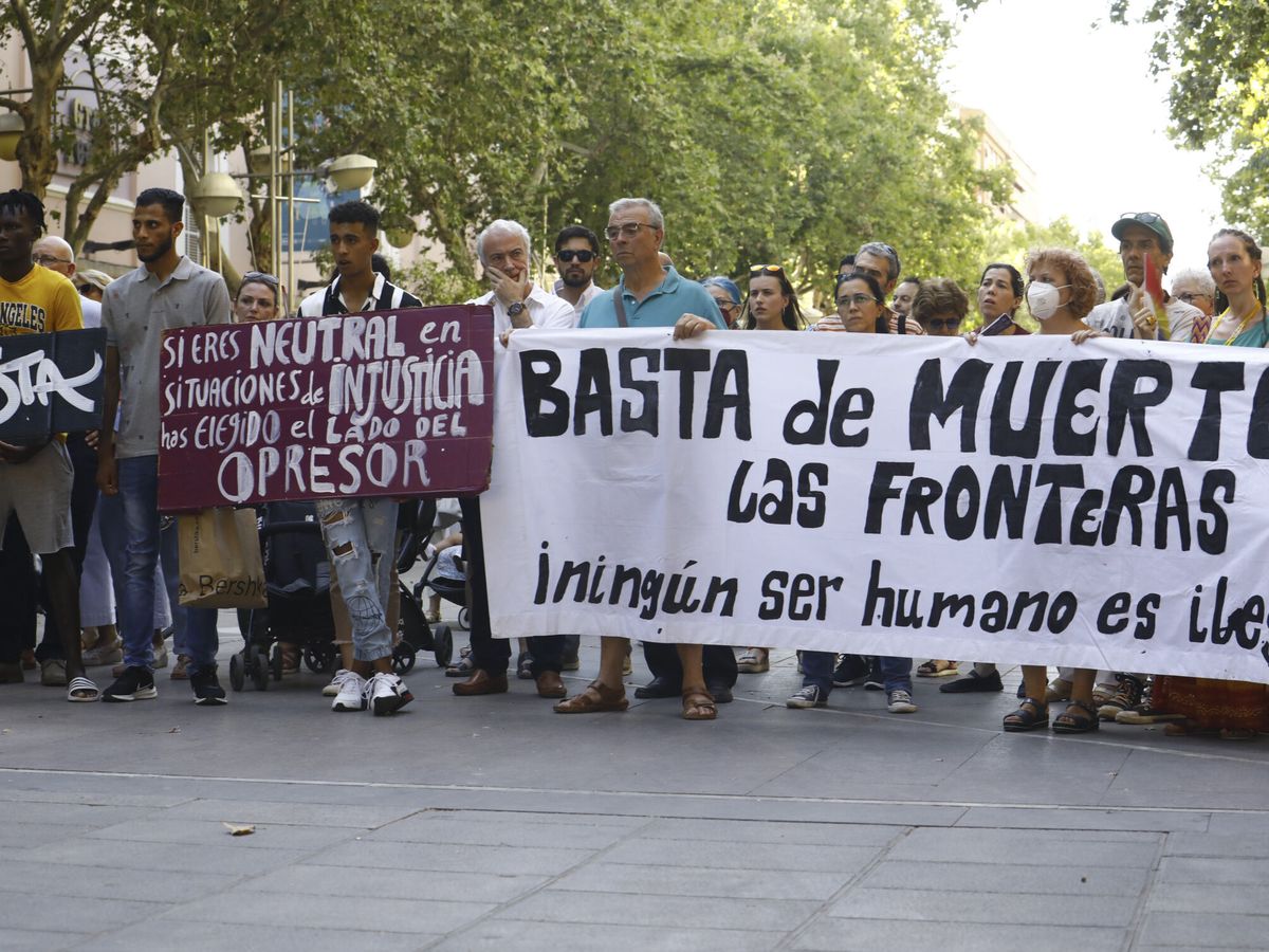 Foto: Concentración por los inmigrantes fallecidos en Melilla. (EFE)