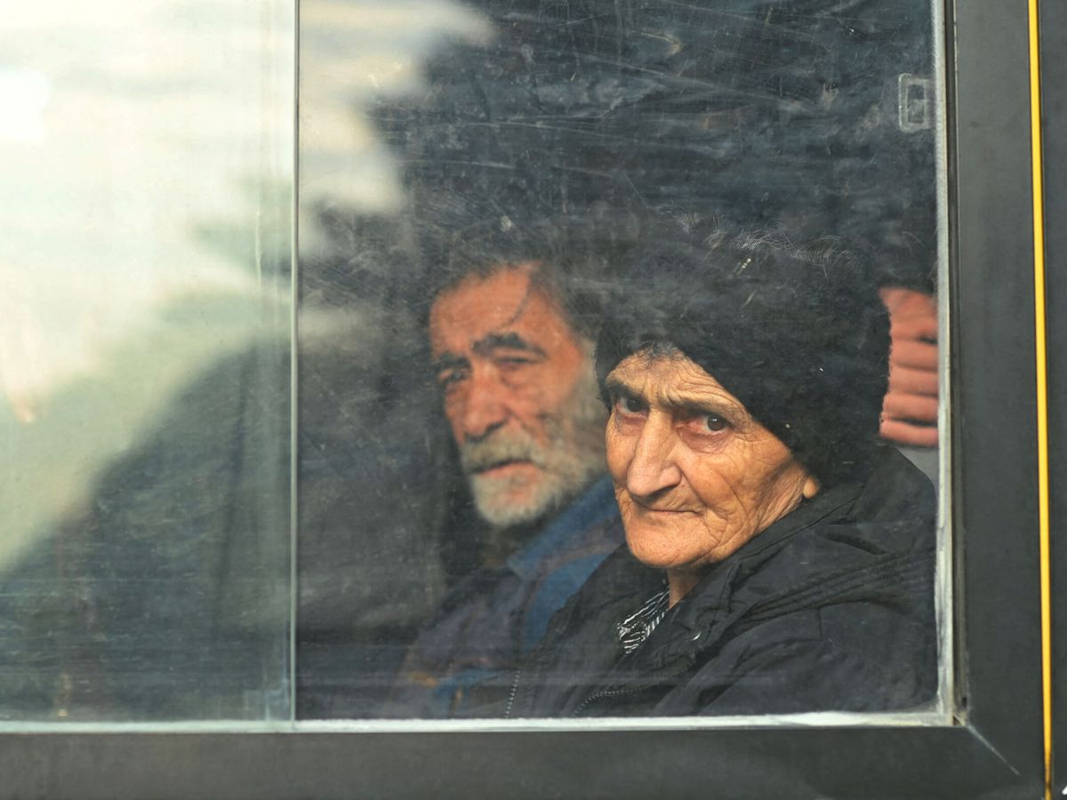 Foto: Residentes de Nagorno-Karabaj abandonan sus casas.  David Ghahramanyan / REUTERS