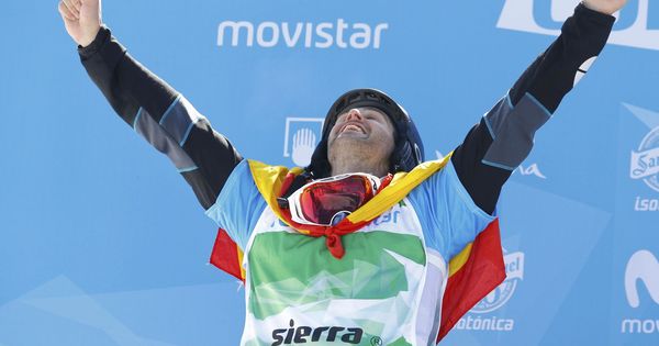 Foto: Eguibar celebra su medalla de plata en el podio de Sierra Nevada (Paul Hanna/Reuters)