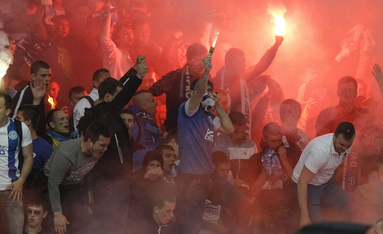Foto: Aficionados del Dnipro, en las semifinales de la Liga Europa contra el Nápoles (Efe)