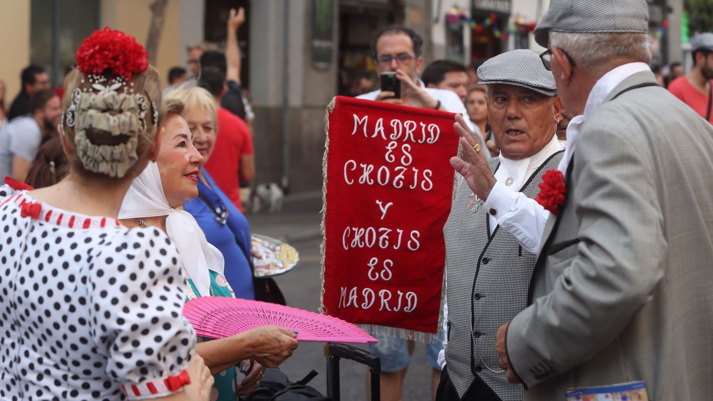 Chulapos y chulapas en las fiestas madrileñas de agosto en 2019 (EFE)