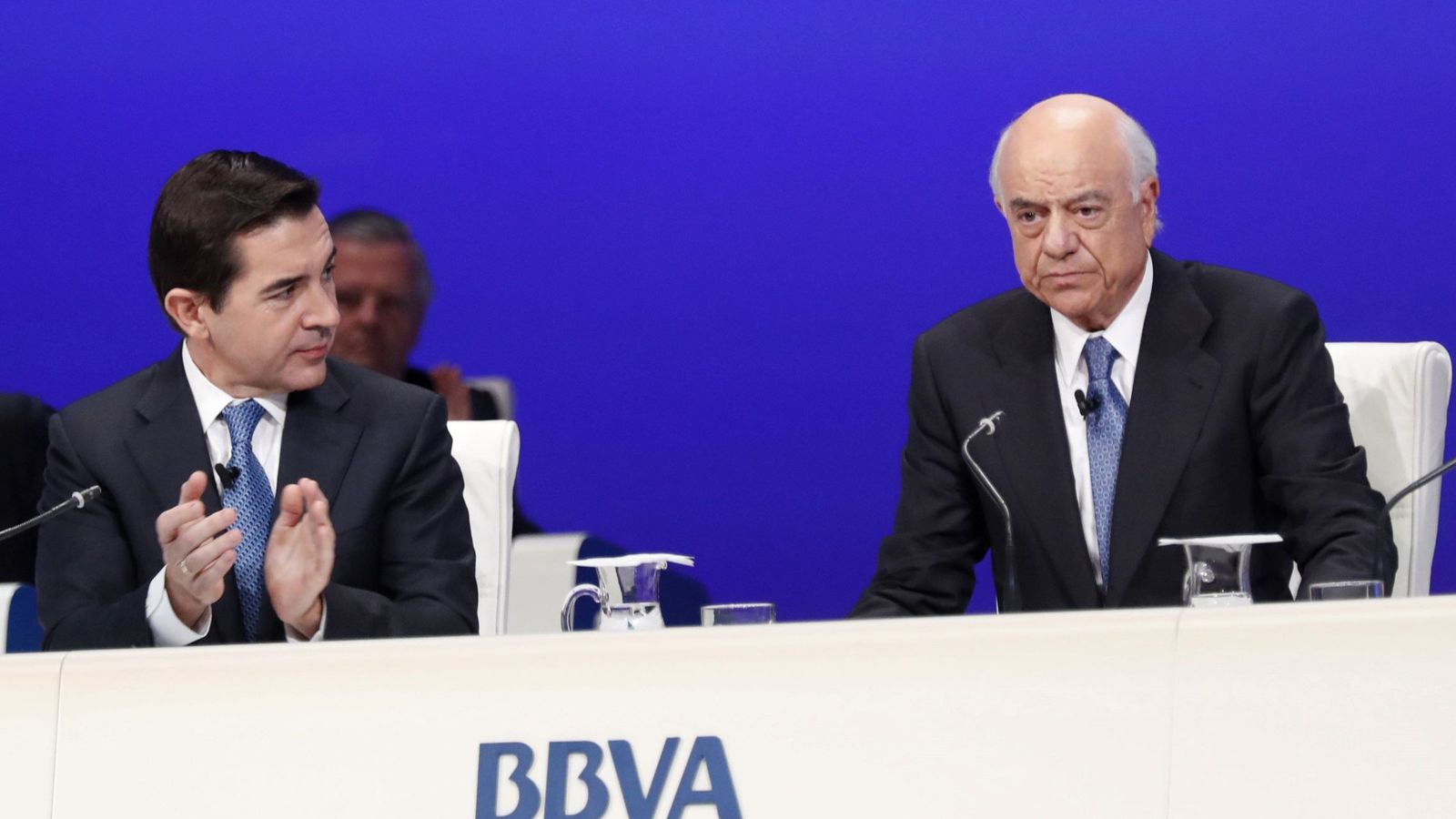 Foto: Carlos Torres aplaude la intervención del presidente de la entidad, Francisco González, durante la junta de accionistas. (EFE)
