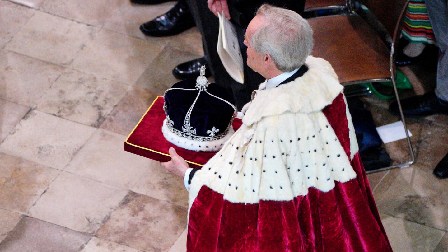 El duque de Wellington, con la corona de la reina Camila. (Reuters)