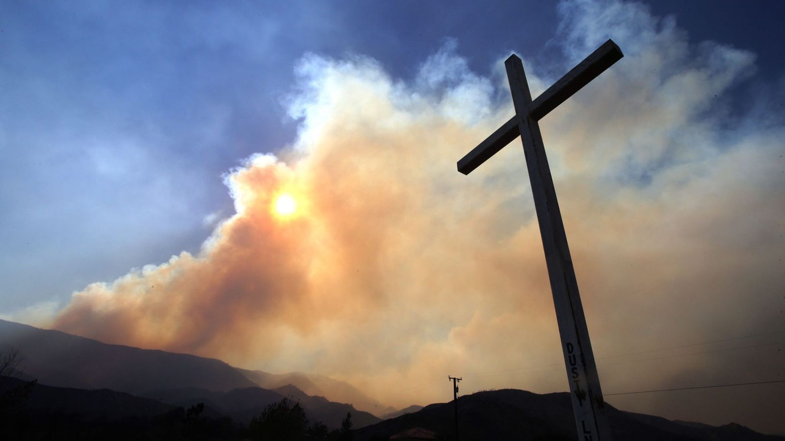 Foto: Uno de los grandes incendios de la semana pasada en California. (EFE/Mike Nelson)