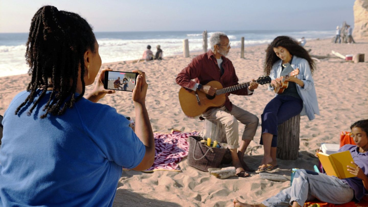 Fotografía cedida por Apple donde se aprecia a una mujer mientras graba un vídeo con su iPhone. (EFE/Apple)