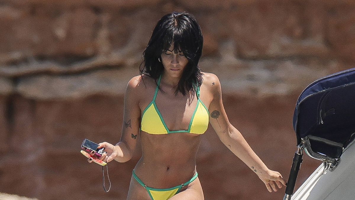 Aitana se adelanta al verano y luce tipazo en Ibiza: un yate y un bikini amarillo