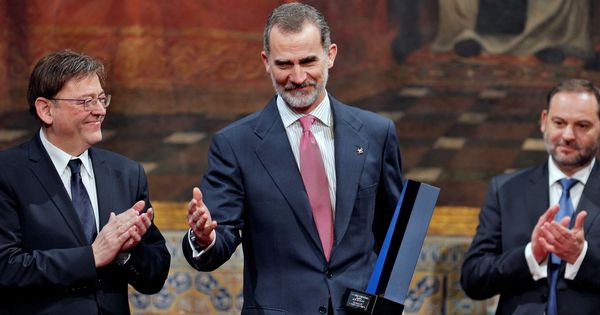 Foto: Felipe VI, entre Ximo Puig y Ábalos, al recibir el Premio Convivencia de la Fundación Manuel Broseta. (EFE)