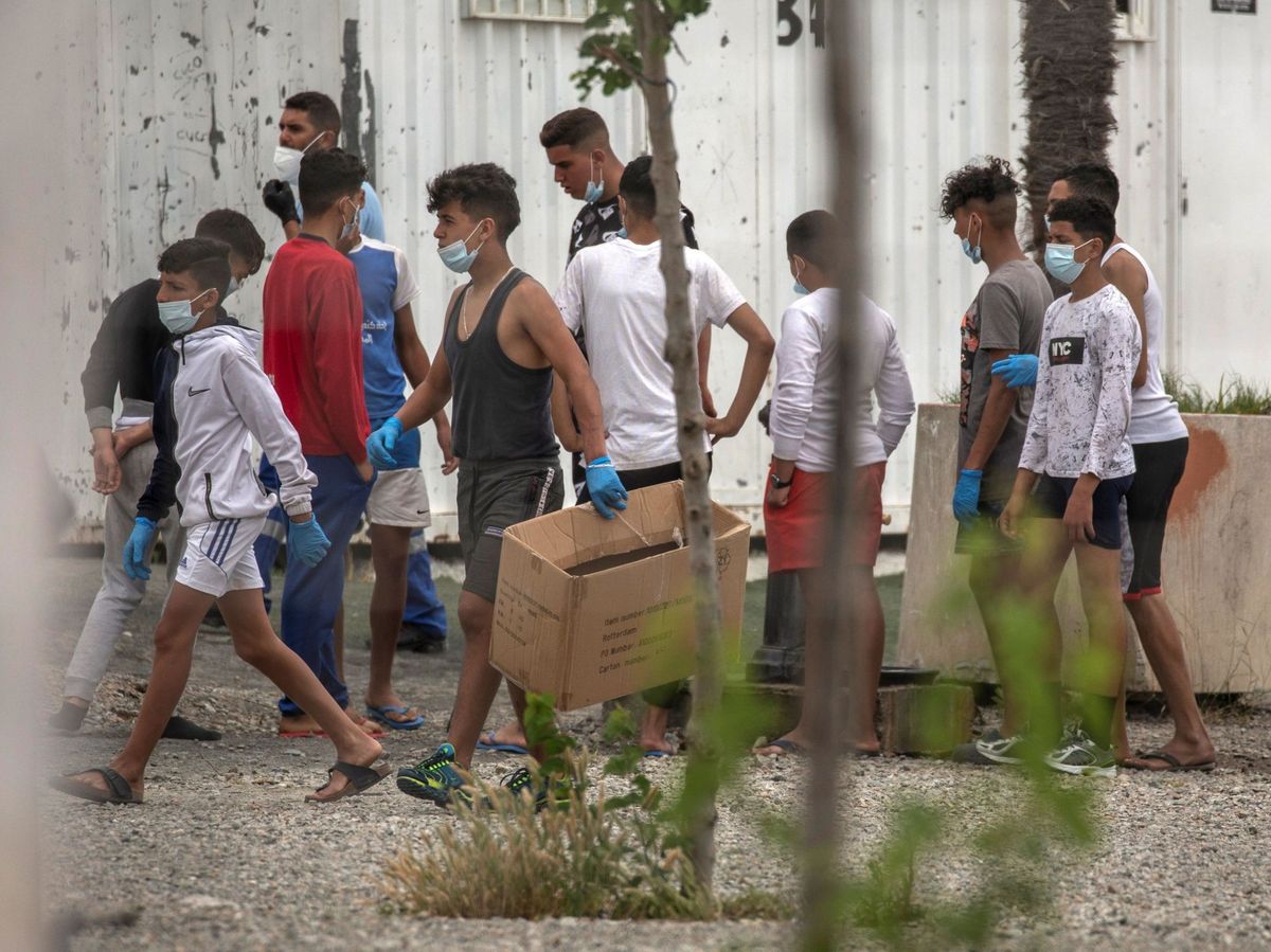 Foto: Menores inmigrantes en Ceuta (EFE)