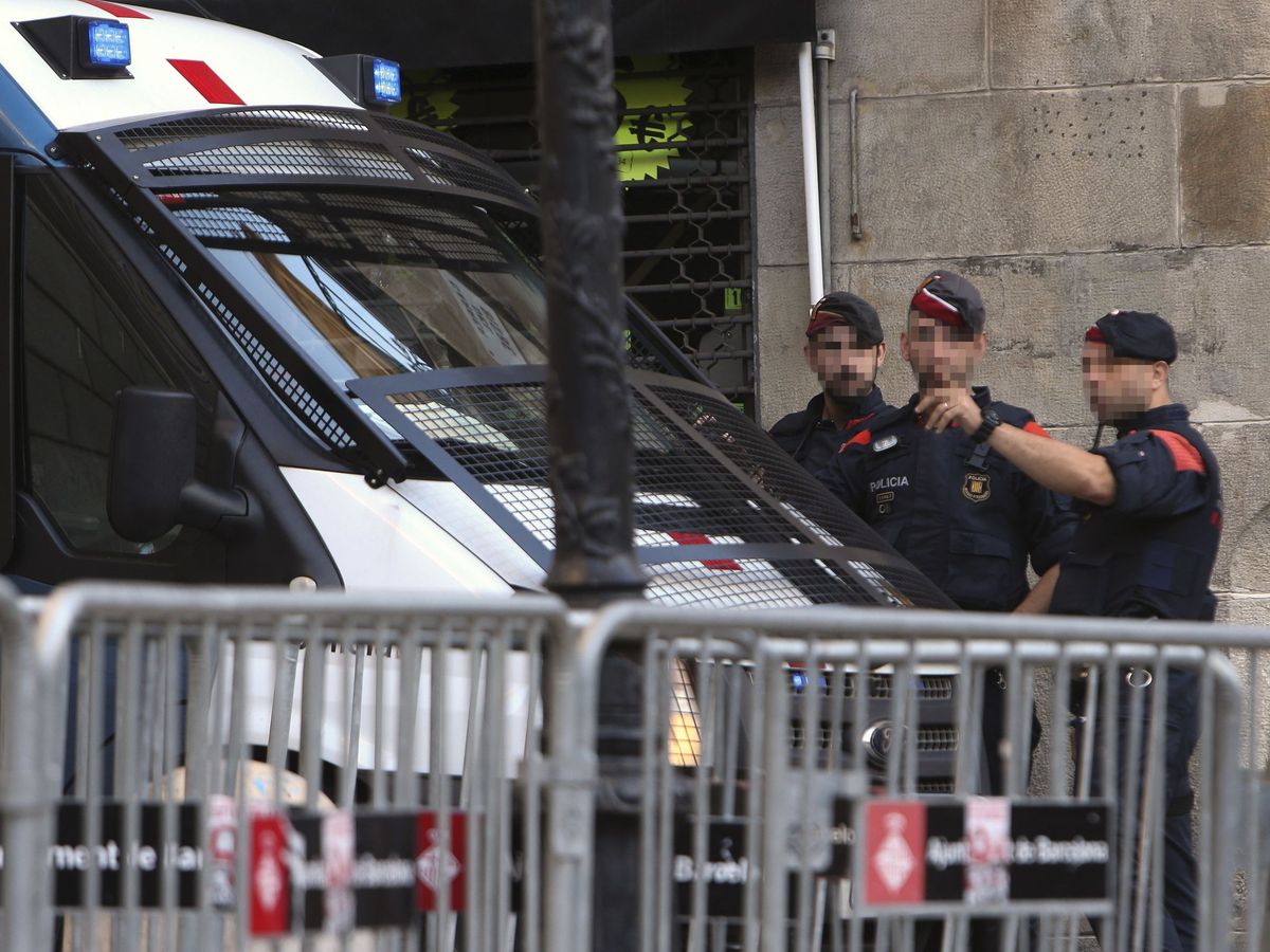 Foto: Agentes de los Mossos cerca de la Plaza de Cataluña en Barcelona. (EFE/Javier Etxezarreta)