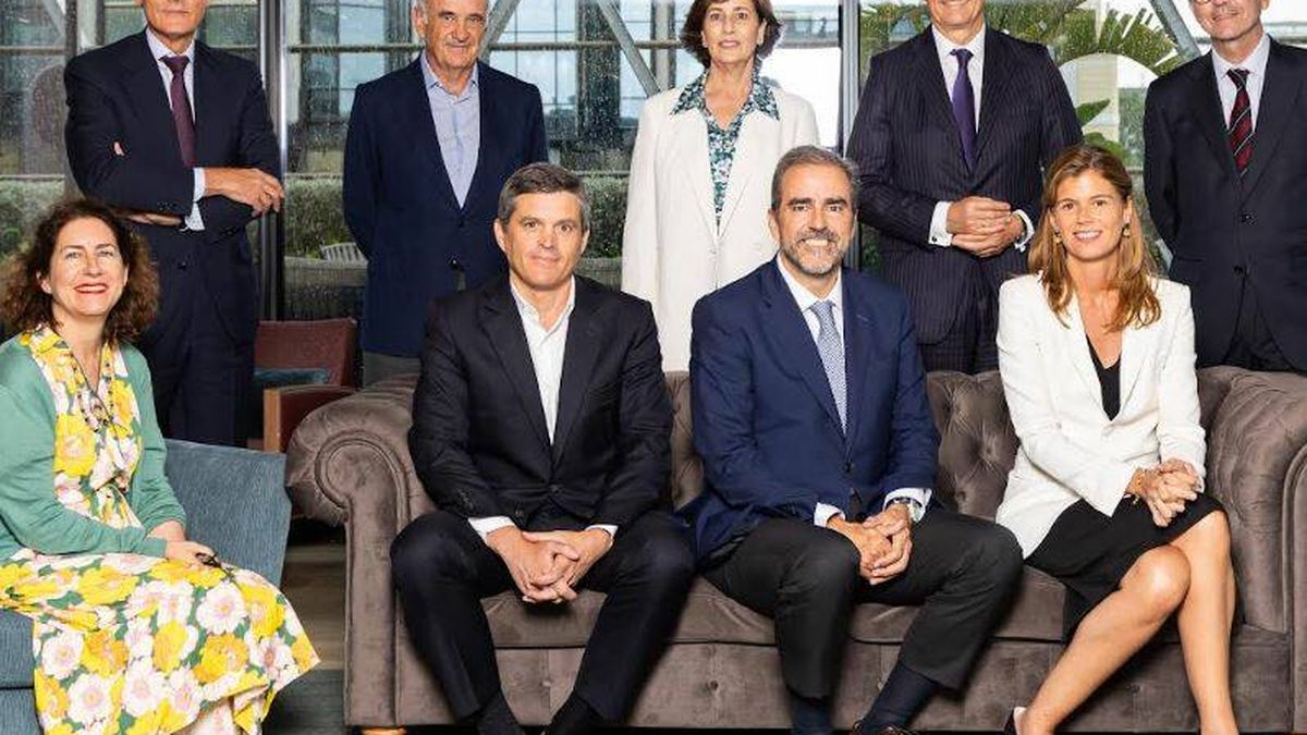CaixaBank llega a 7.000 M con su family office y ficha a Juan Béjar y Blanca Hernández