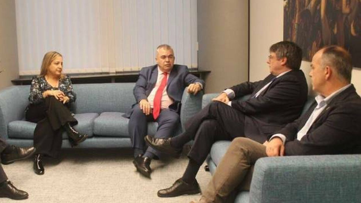 Santos Cerdán y Carles Puigdemont, en Bruselas durante su reunión junto a los equipos de PSOE y Junts. (EC)