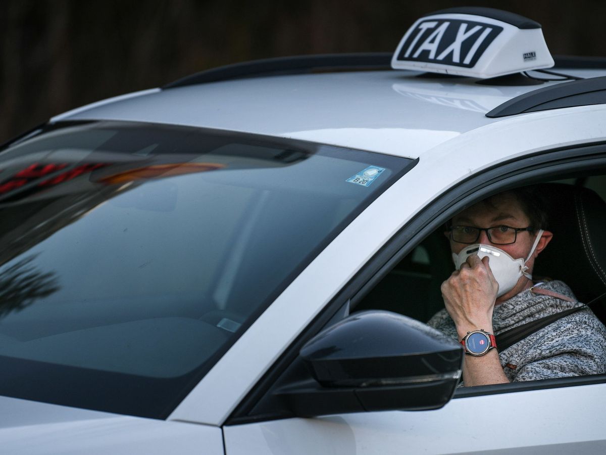Foto: El taxista recorrió 1200 kilómetros para traer al estudiante de vuelta a casa (EFE EPA/Philipp Guelland)