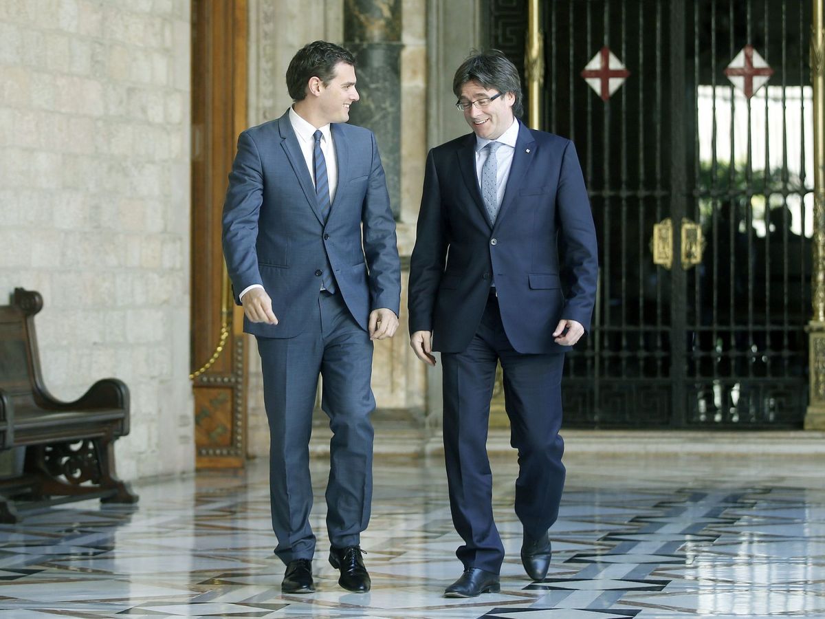 Foto: El entonces presidente catalán, Carles Puigdemont, en una imagen de archivo en la que pasea con el ex líder de Ciudadanos, Albert Rivera. (EFE/Andreu Dalmau)