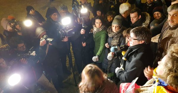 Foto: Puigdemont, a su llegada al acto en Lovaina. (M. T.)