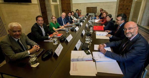 Foto: Meritxell Batet y Ernest Maragall encabezan sus delegaciones en la comisión bilateral de este 1 de agosto en Barcelona. (EFE)
