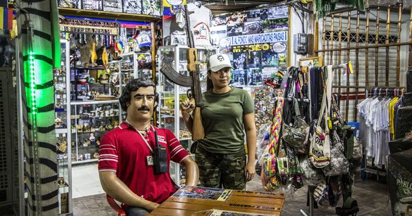Foto: Una tienda con recuerdos de Pablo Escobar en Doradal. (J. Arcenillas) 