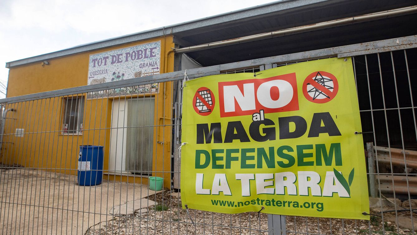 Las pancartas contra el proyecto Magda, en Les Coves de Vinromà. (C.R.)
