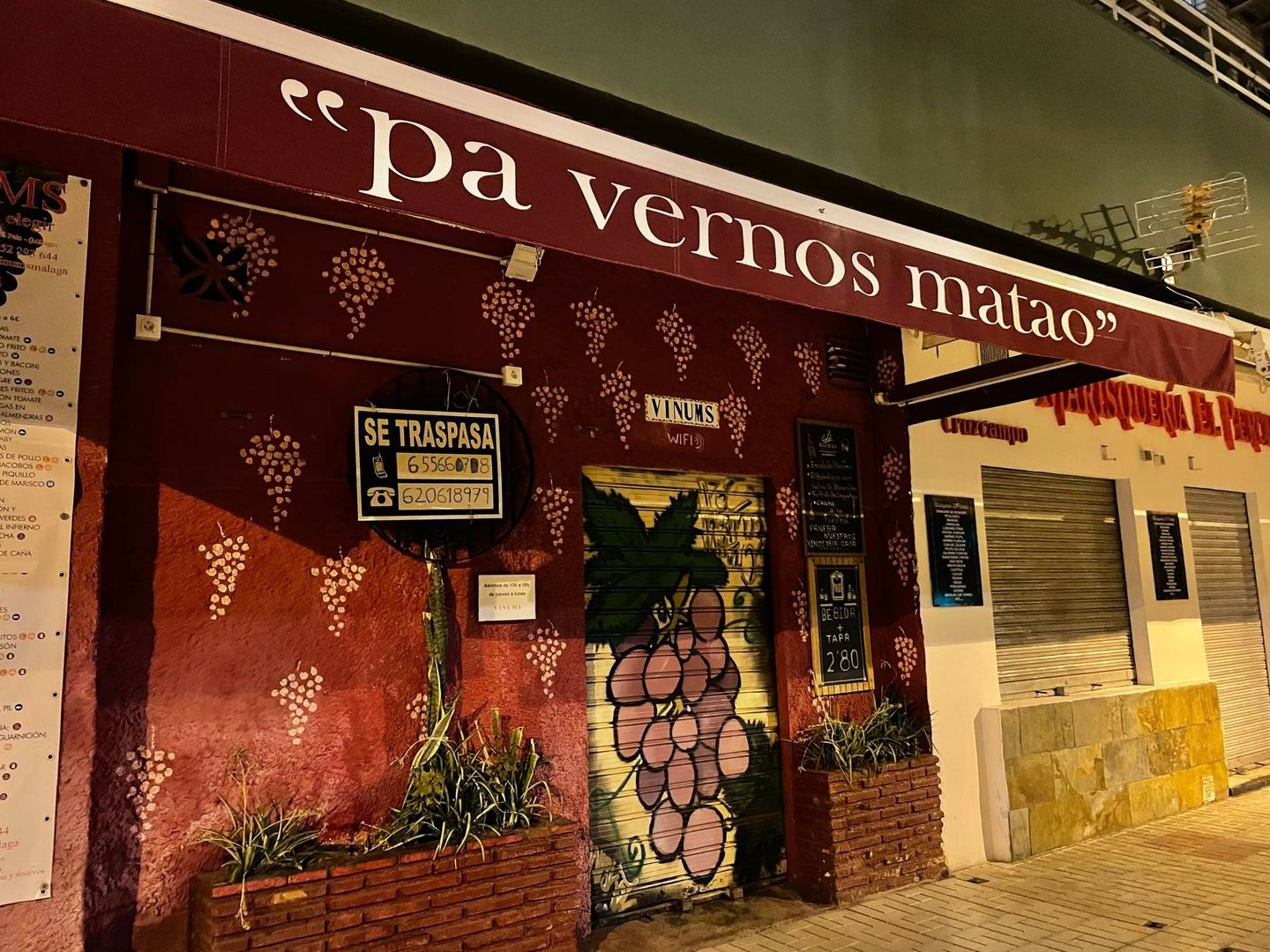 Vinoteca Pa Vernos Matao, en la zona de Echevarría de El Palo, Málaga. (Agustín Rivera)