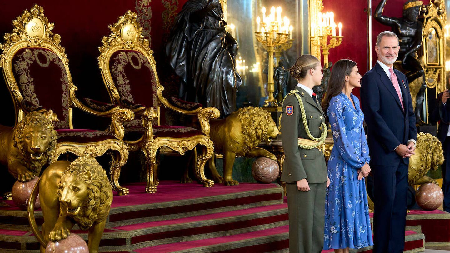 Los Reyes y la princesa Leonor, en el Salón del Trono. (Limited Pictures)