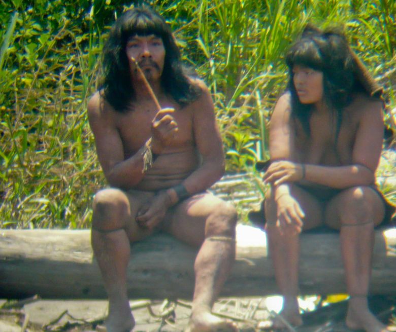 Miembros de la tribu mashco-piro observan una expedición en el río Alto Madre de Dios (Survival International). 