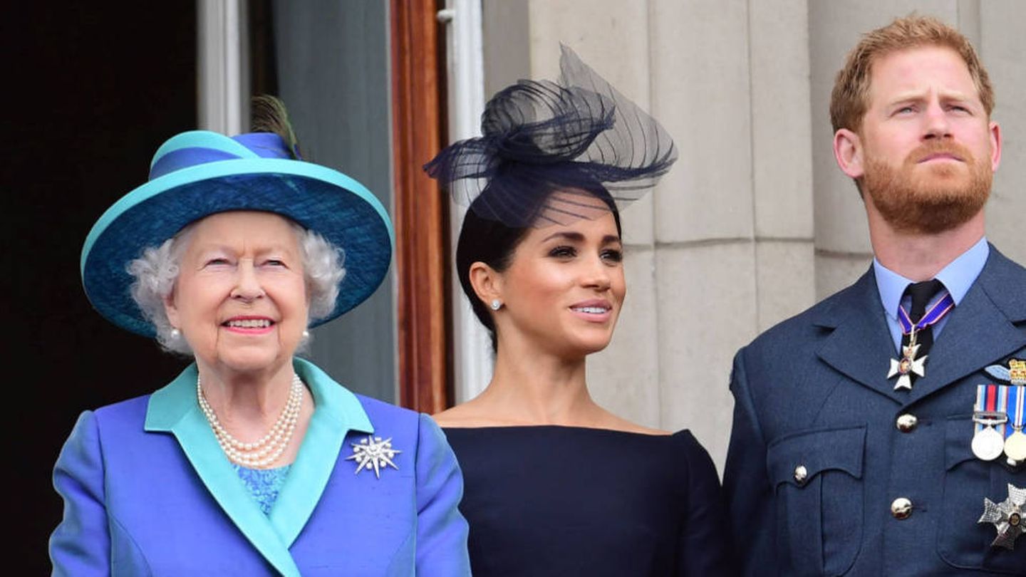 Isabel II, junto a Meghan y Harry. (Reuters)