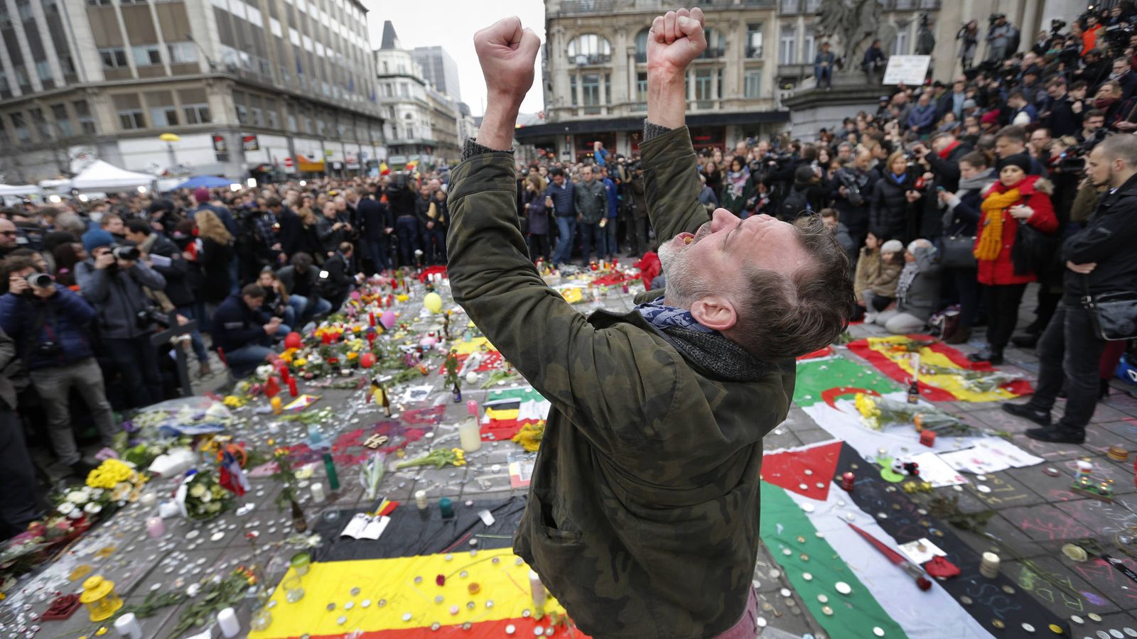 Foto: Un hombre grita ante un homenaje a las víctimas de los atentados de Bruselas, el 23 de marzo de 2016 (Reuters)
