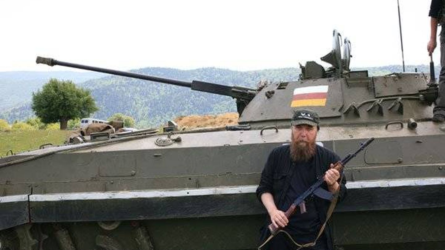 Aleksandr Dugin, con una kaláshnikov en Osetia del Sur en 2008. (Cortesía de A. Dugin)