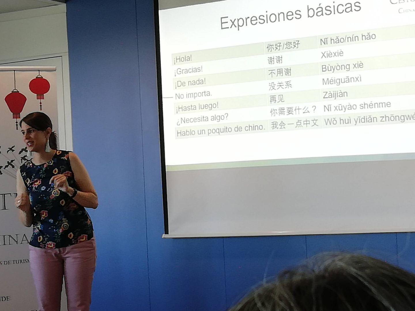 Carla Flores, en un momento de su charla sobre turismo chino en el CDT de Valencia