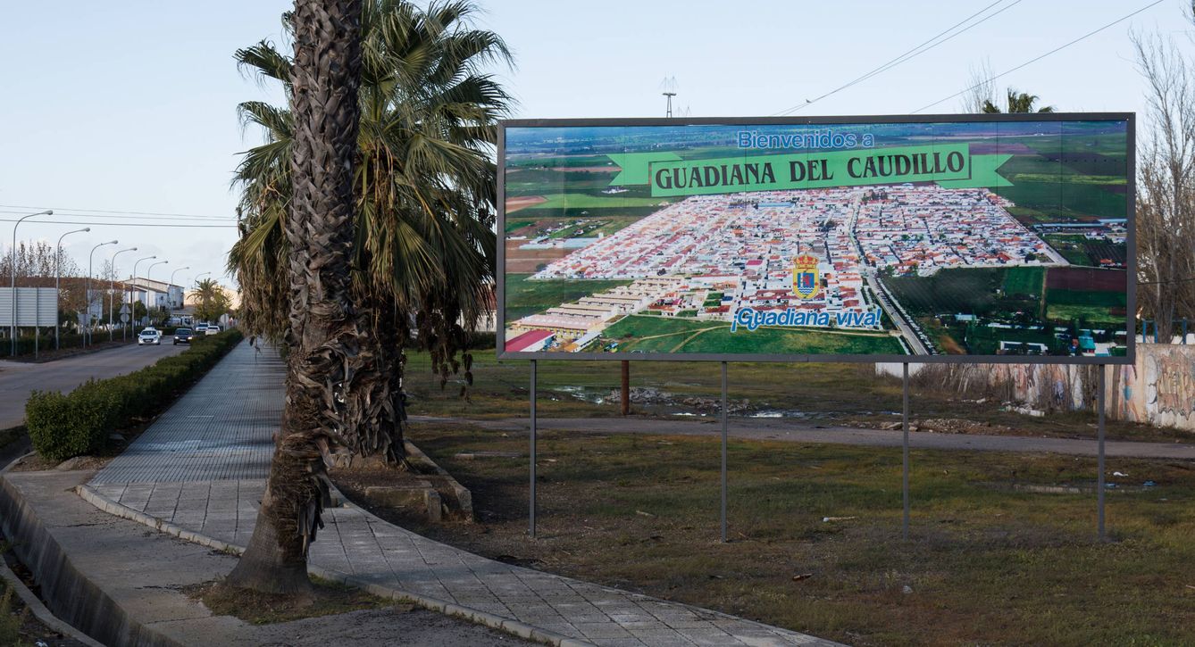Cartel de entrada a Guadiana del Caudillo. (D. B.)