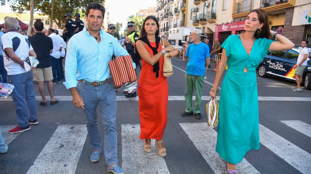 Los looks de Tana Rivera y Lourdes Montes para una tarde en familia: modelos midi en tonos vibrantes