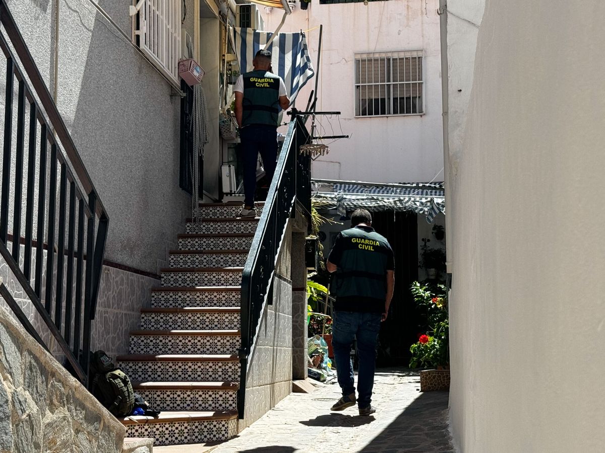 Foto: Agentes de la Guardia Civil inspeccionan el exterior de la vivienda en Castell de Ferro. (EFE/Alba Feixas)