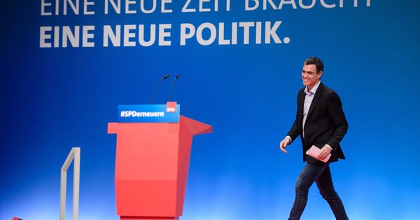 Foto: Pedro Sánchez, antes de comenzar su intervención en el congreso extraordinario del SPD en Wiesbaden, Alemania, este 22 de abril. (EFE)