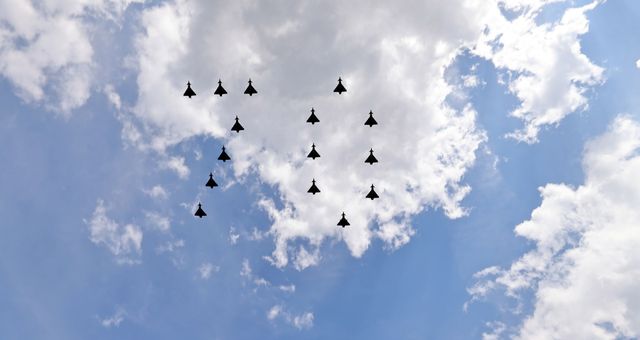 Las fuerzas aéreas forman el número setenta en el aire. (EFE)