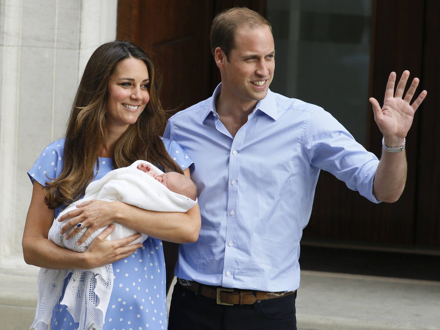 Guillermo y Kate posan con un recién nacido George en 2013. (Gtres)
