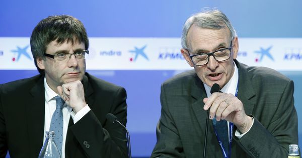 Foto: El 'expresident' de la Generalitat, Carles Puigdemont, y el expresidente del Círculo de Economía, Antón Costas, en 2016. (EFE)