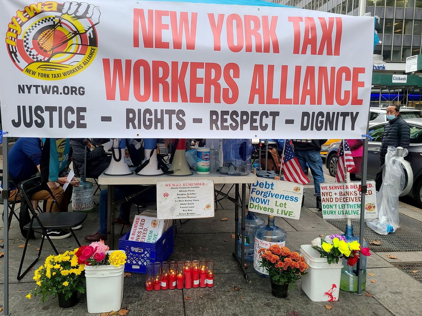 Estand de New York Taxi Workers Alliance (NYTWA) en un campamento de conductores de taxis amarillos en huelga de hambre. (EFE)