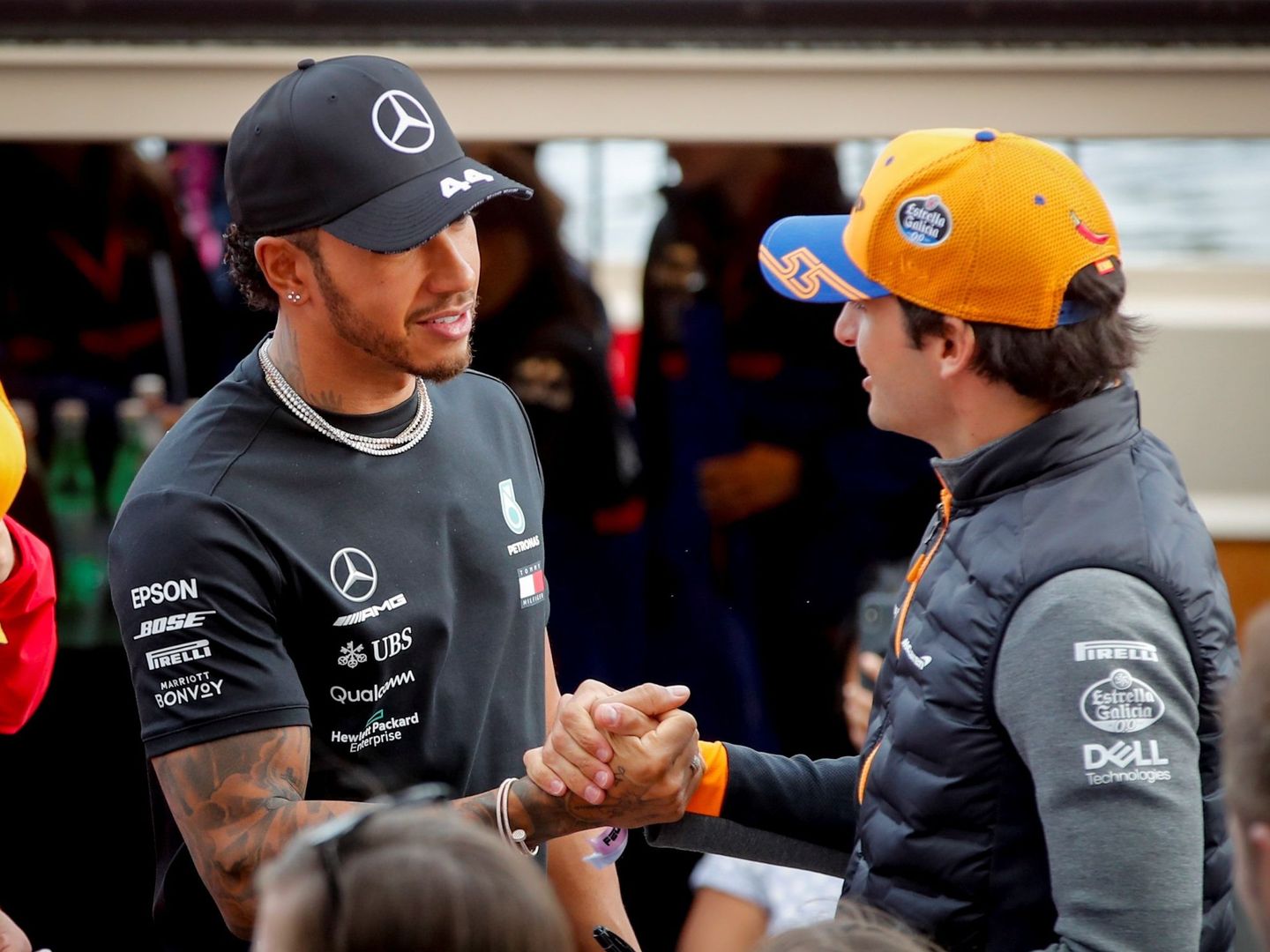 Hamilton saluda a Carlos Sainz en la previa del Gran Premio de Australia. (EFE)