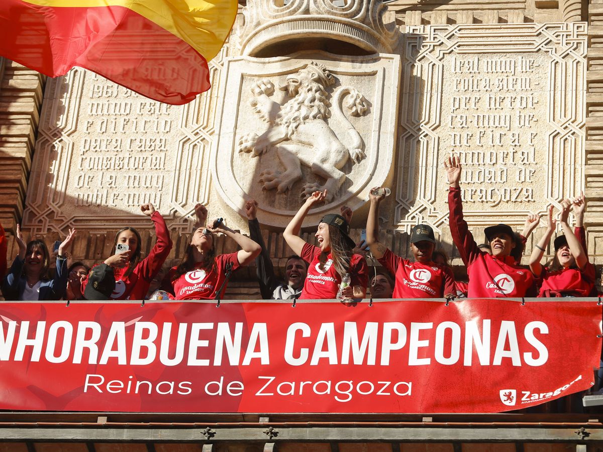 Foto: Las jugadoras del Casademont Zaragoza saludan desde el balcón del Ayuntamiento. (EFE/Javier Cebollada)
