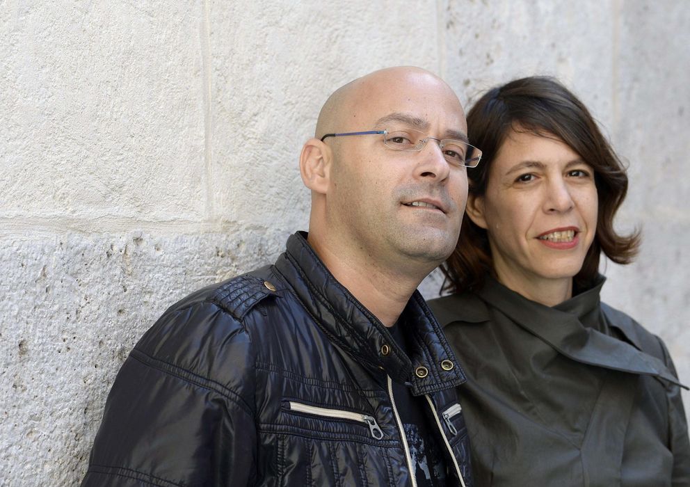 Foto: Tal Granit (d) y Sharon Maymon (i), posan durante la presentación de la película 'Mita tova', Espiga de Oro en Seminci (EFE) 