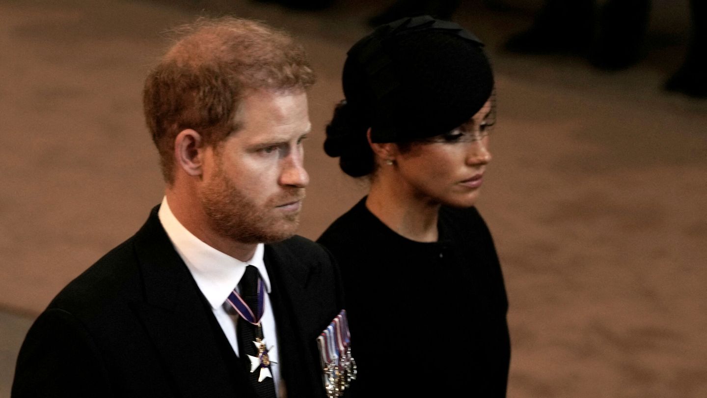 Harry y Meghan, en el funeral de Isabel II. (Reuters)