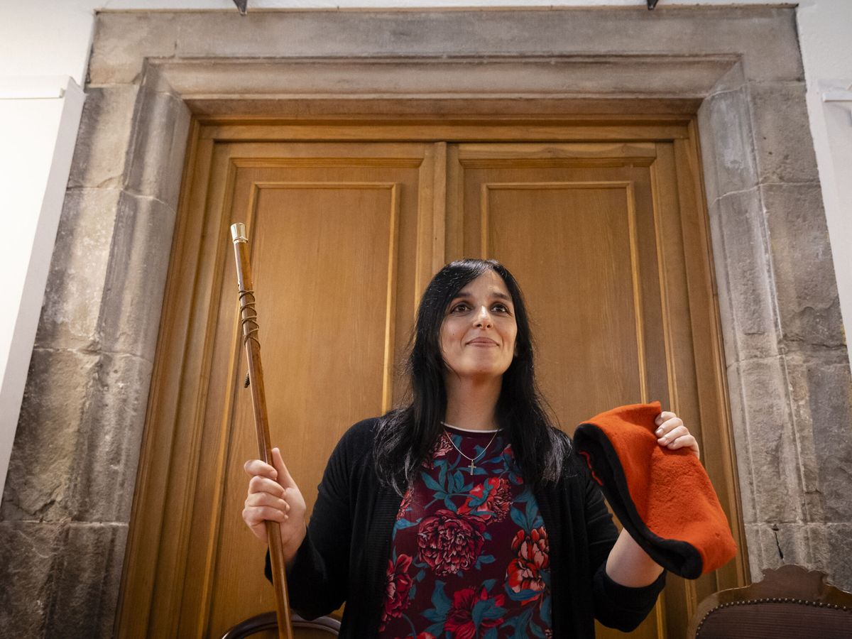 Foto: La líder de la formación independentista y de extrema derecha Aliança Catalana, Silvia Orriols, tras ser elegida alcaldesa de Ripoll. (EFE/David Borrat)