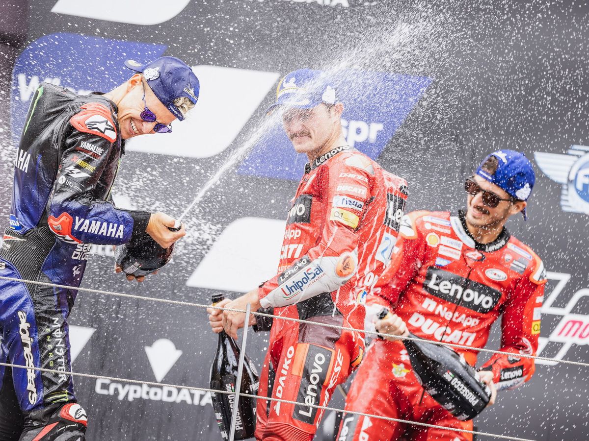 Foto: Quartararo y Bagnaia, en el podio de Austria. (EFE/Dominik Angerer)