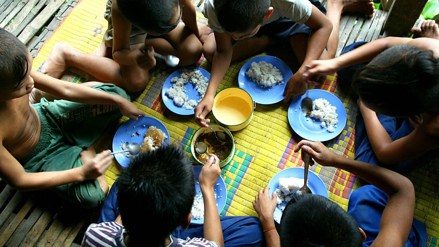 Huérfanos cenan en el centro War Norea, en Battambang, Camboya. (Reuters)