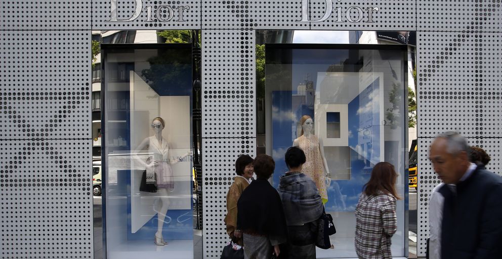 Mujeres con kimono delante de una tienda de Dior en Tokio. (Reuters)