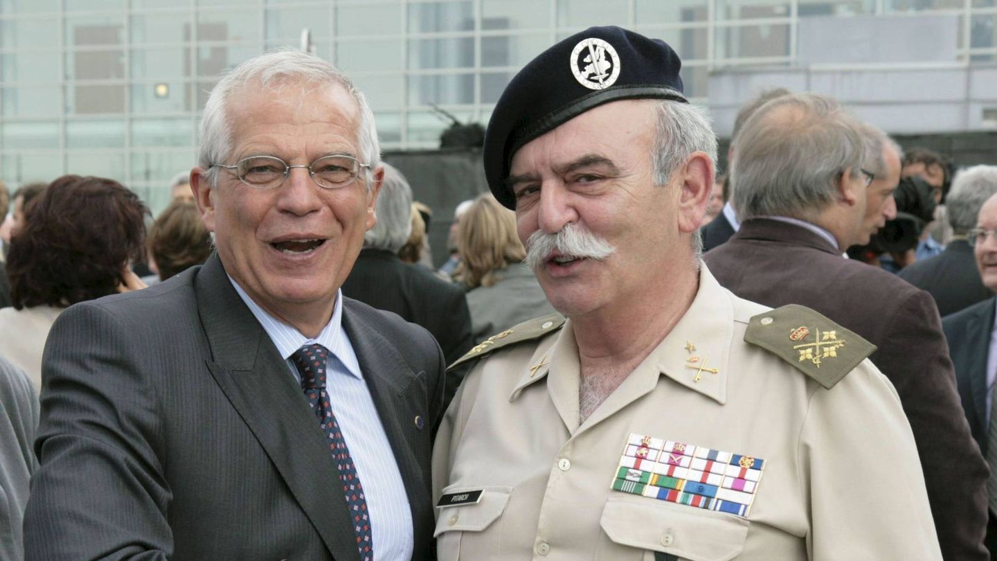 Pedro Pitarch (d) junto a Josep Borrell en 2009. (EFE)